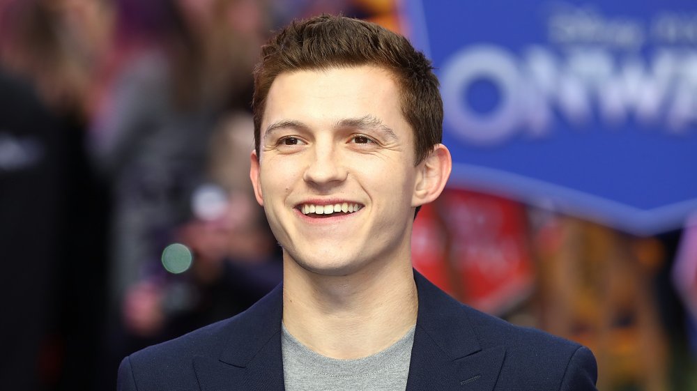 Tom Holland sonriendo a lo grande en el estreno de Onward UK