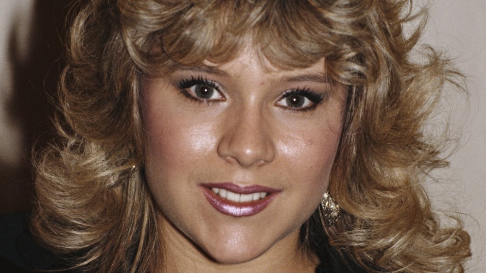 Samantha Fox con una chaqueta de cuero negro, sonriendo en un espectáculo de premios en 1986