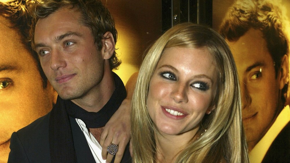 Jude Law y Sienna Miller en el estreno de Alfie en 2004