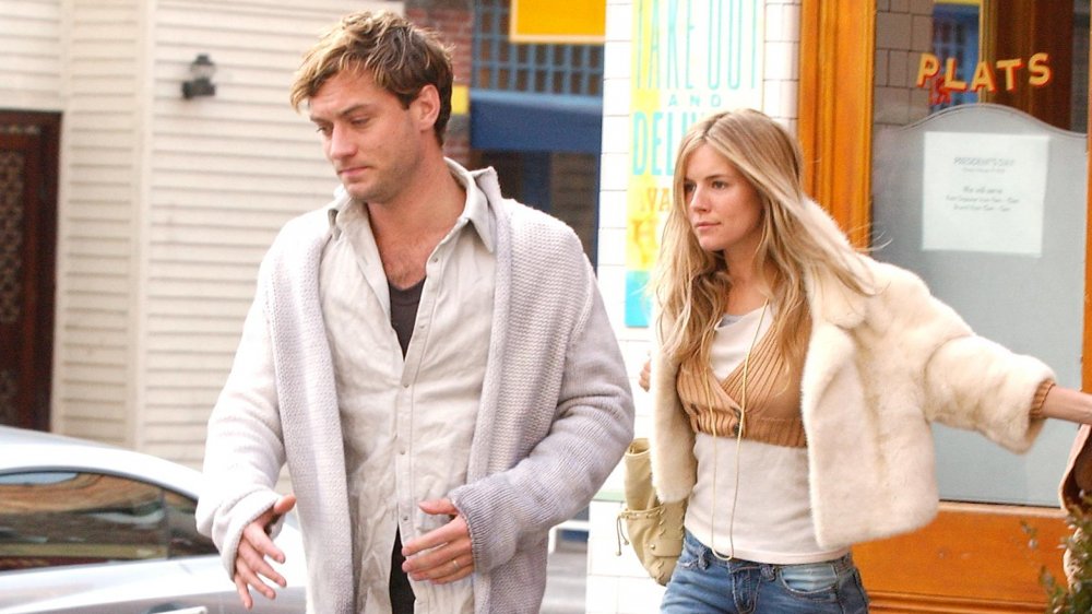 Jude Law y Sienna Miller en la ciudad de Nueva York en 2005