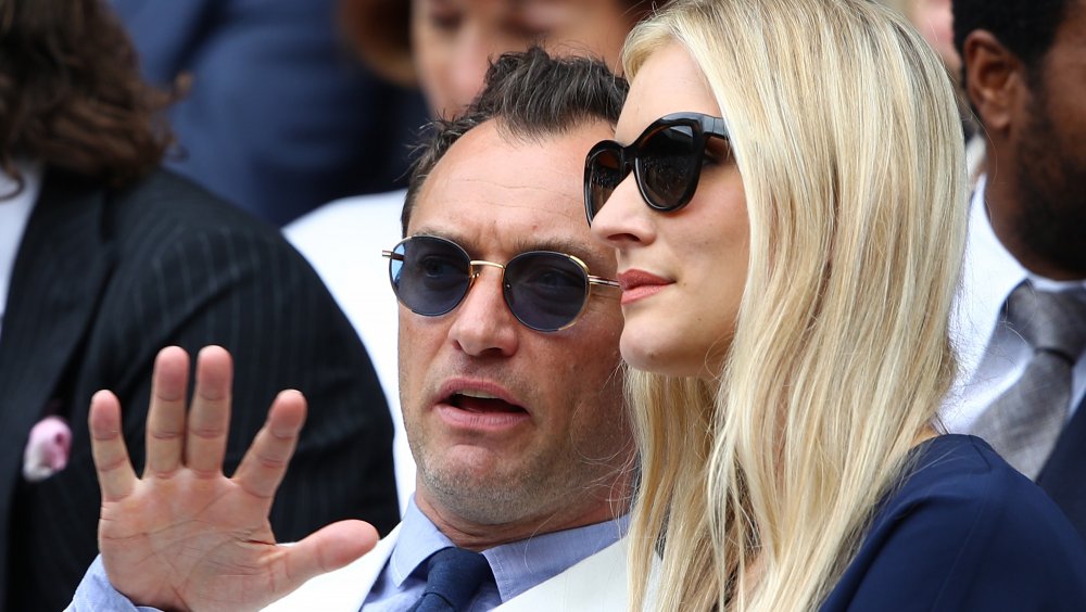 Jude Law y Phillipa Coan en el campeonato de tenis sobre hierba de Wimbledon en 2016