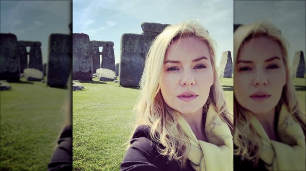 Elisha Cuthbert frente a Stonehenge