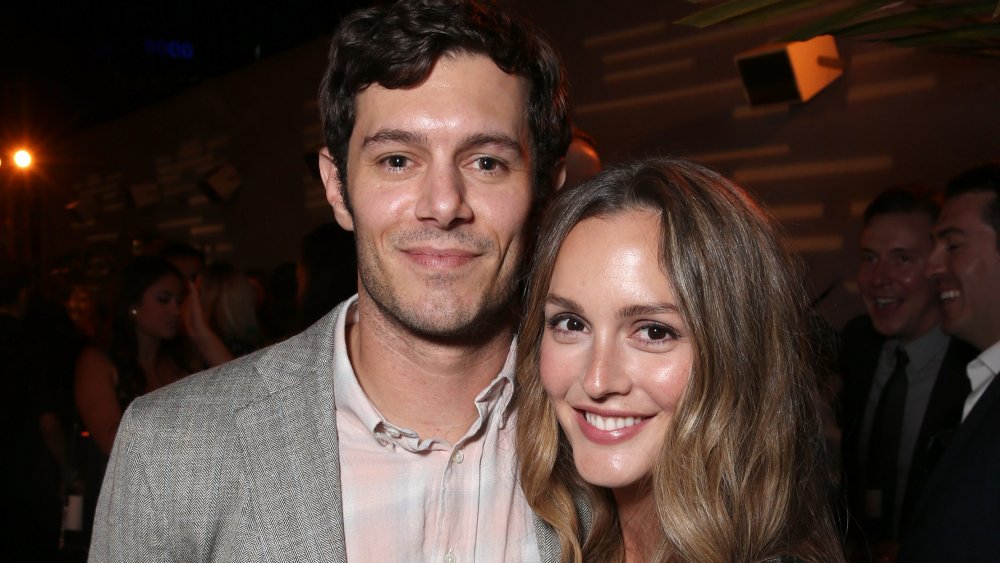 Leighton Meester y Adam Brody sonriendo