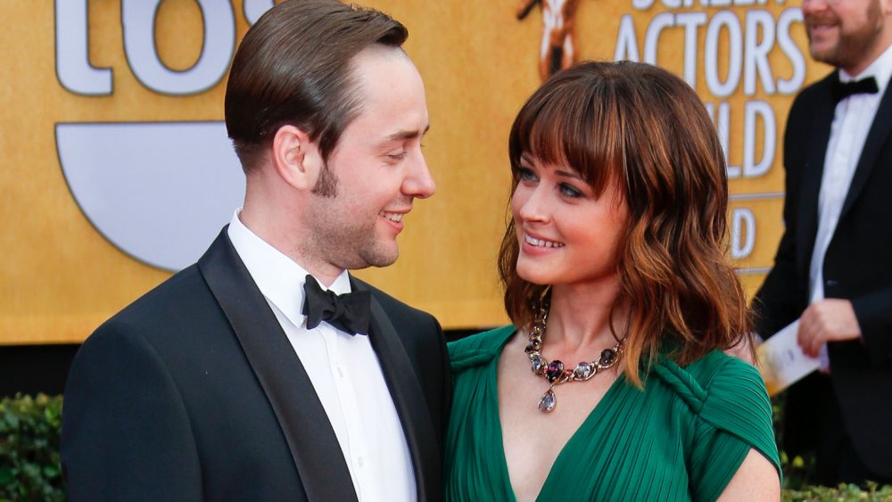 Vincent Kartheiser y Alexis Bledel mirándose