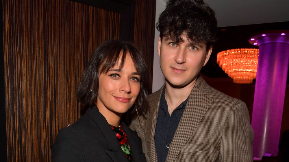 Rashida Jones Ezra Kroenig, smiiling