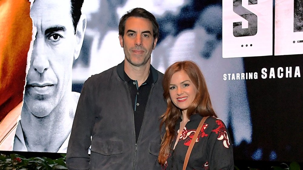 Sacha Baron Cohen con el brazo alrededor de Isla Fisher