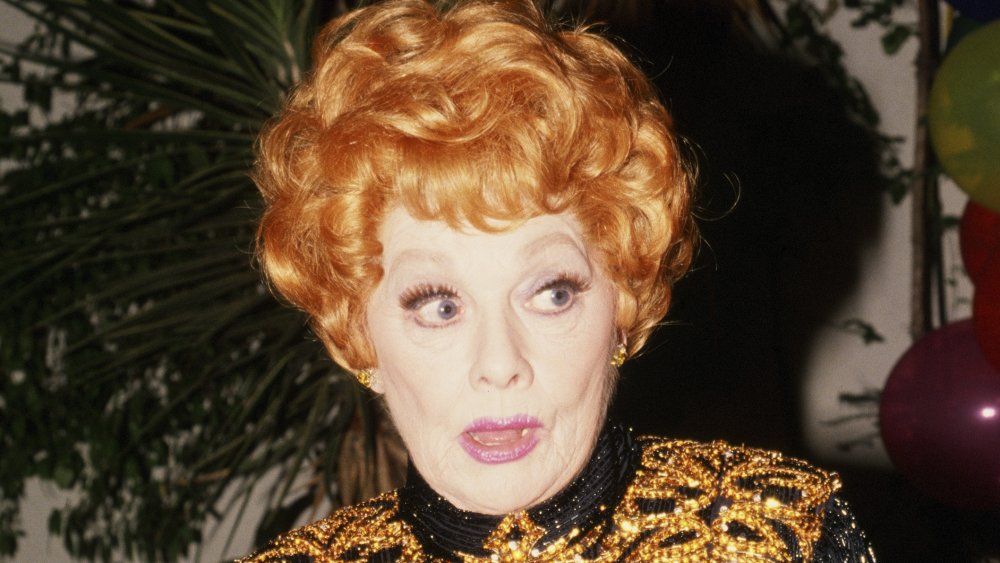 Lucille Ball en la fiesta anual de la noche de los Oscar de Irving Swifty Lazar en 1989