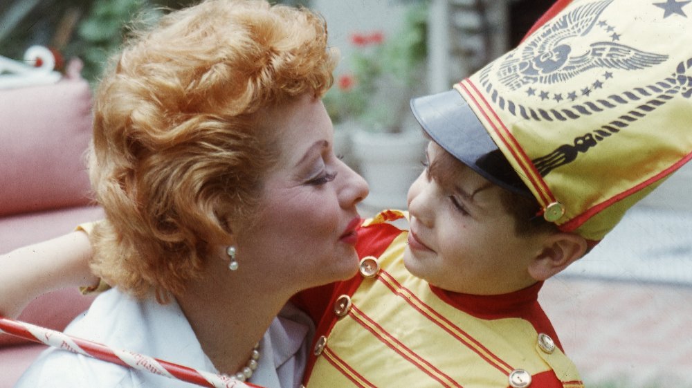 Lucille Ball y Desi Arnaz, Jr. en casa a fines de la década de 1950