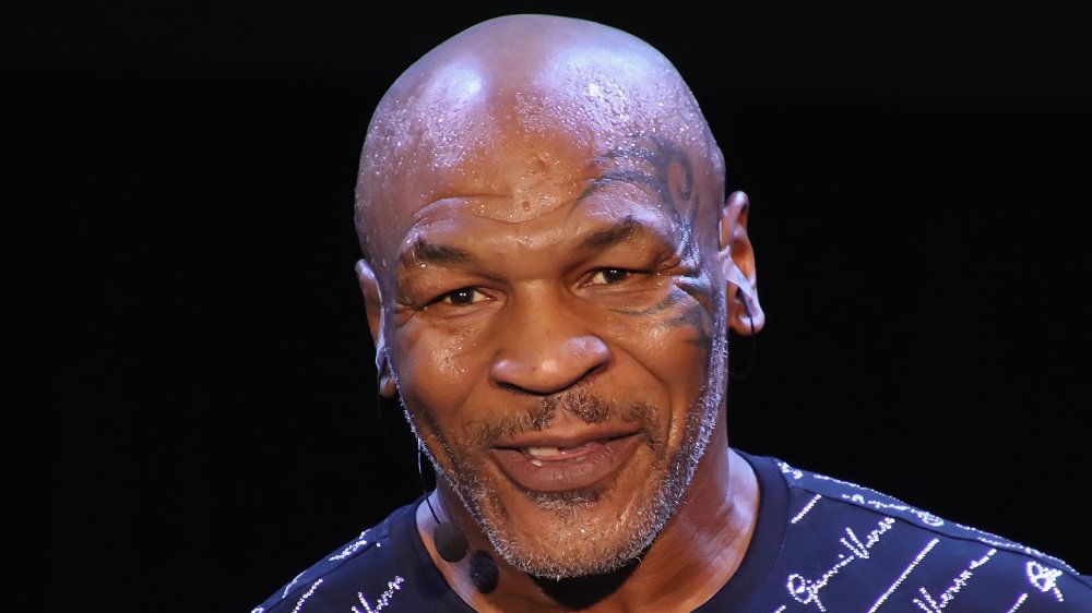 Mike Tyson sonriendo, de cerca