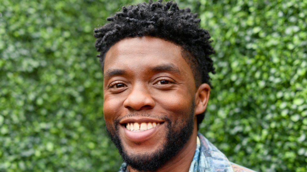 Chadwick Boseman, sonriendo afuera 