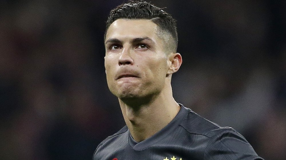 Christiano Ronaldo mirando hacia arriba mientras está en el campo de fútbol