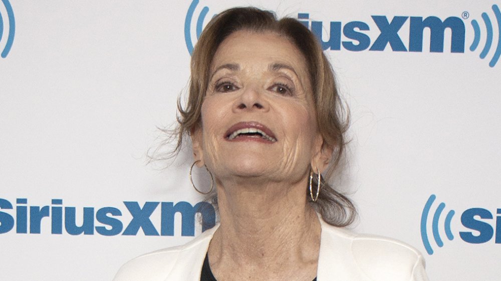 Jessica Walter riendo frente a la pared de SiriusXM