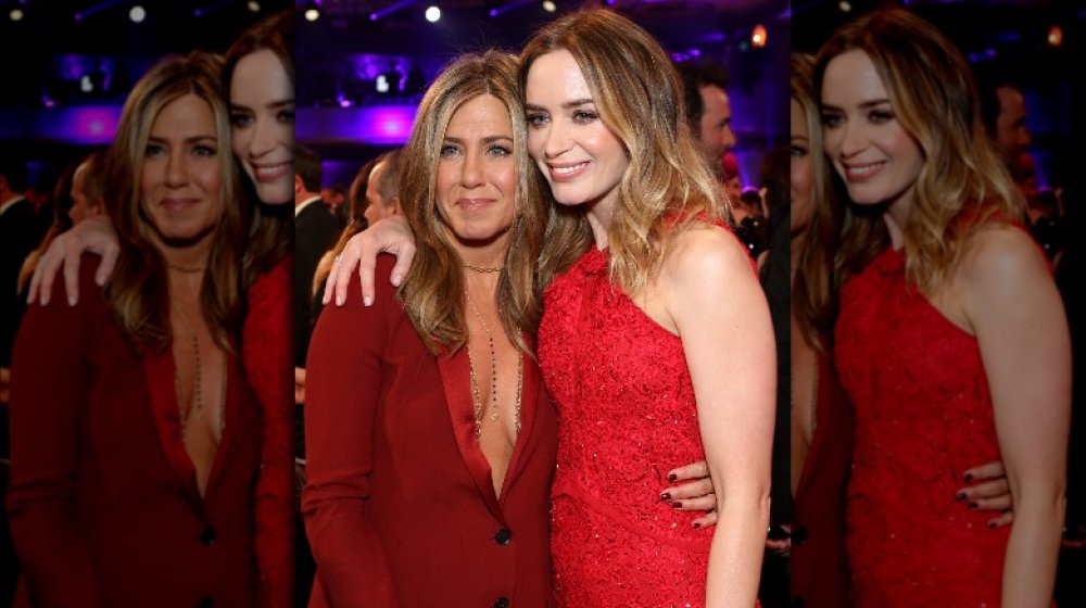 Jennifer Aniston y Emily Blunt en rojo a juego en los Critics 'Choice Awards 2015