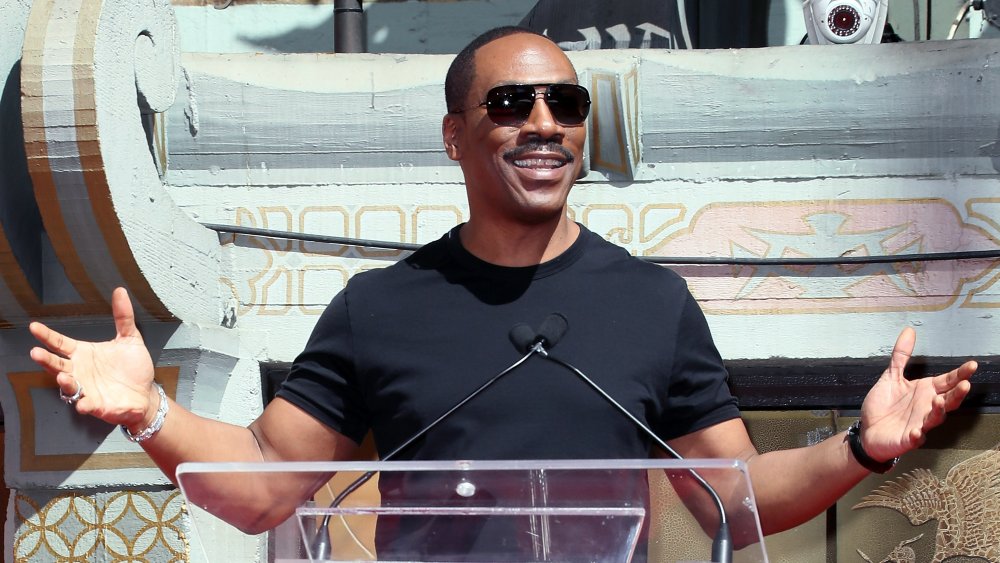 Eddie Murphy en la ceremonia de la mano y la huella de Jeffrey Katzenberg en el Teatro Chino TCL en 2016