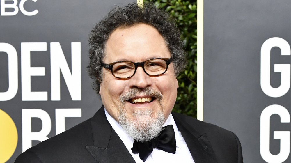 Jon Favreau sonriendo con un esmoquin negro