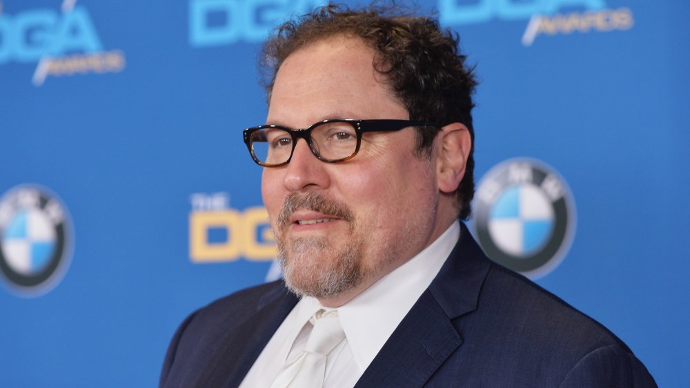 Jon Favreau con un traje elegante