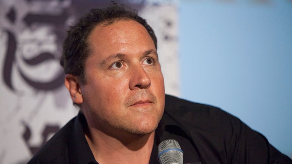 Jon Favreau dirigiéndose a una audiencia