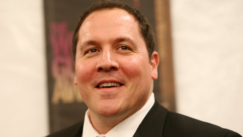 Jon Favreau sonriendo