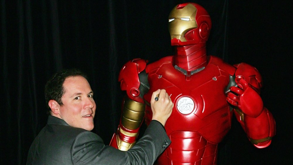 Jon Favreau firmando una estatua de Iron Man