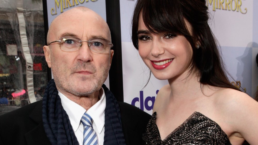 Phil Collins y Lily Collins en el estreno de Mirror Mirror