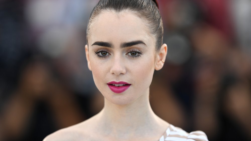 Lily Collins mirando fijamente un evento de alfombra roja 