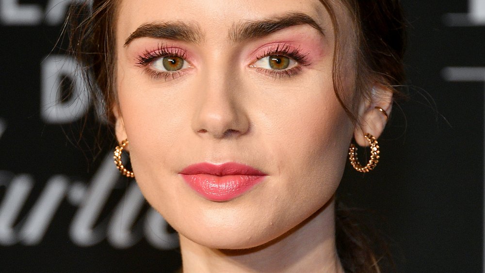 Lily Collins levantando una ceja 