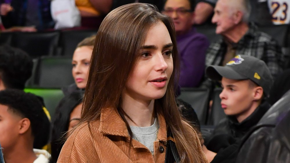 Lily Collins en la cancha 