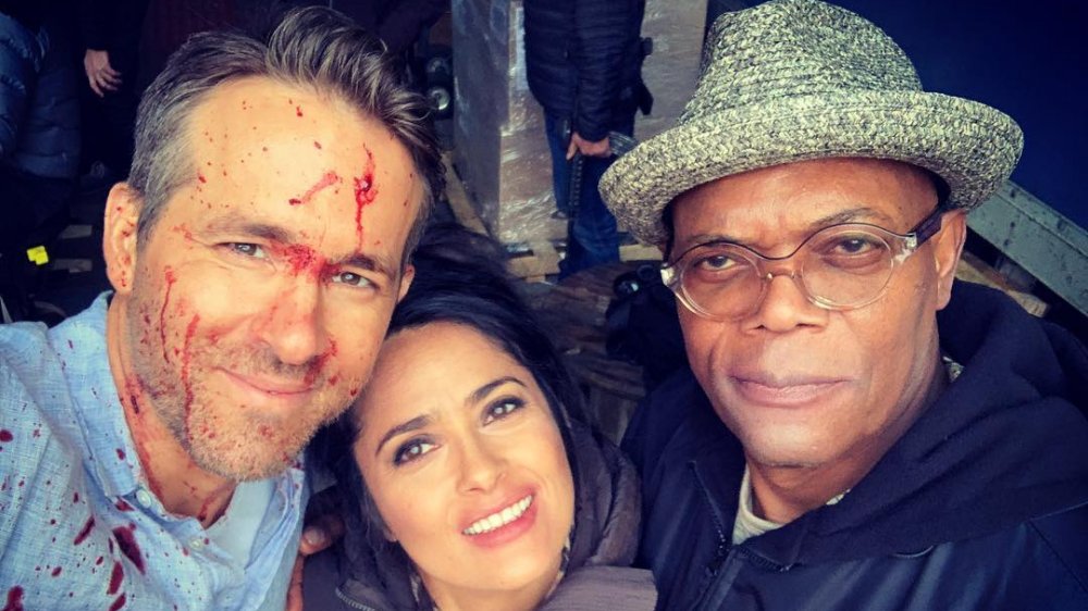 Ryan Reynolds, Salma Hayek, Samuel L.Jackson salpicado de sangre posan para una selfie en Instagram