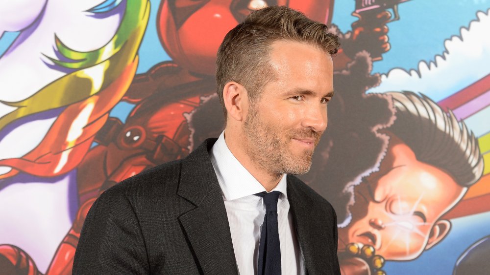 Ryan Reynolds con una sonrisa maliciosa 