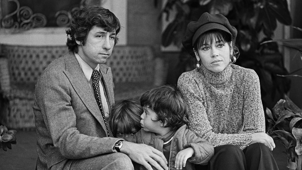 Tom Hayden y Jane Fonda con niños