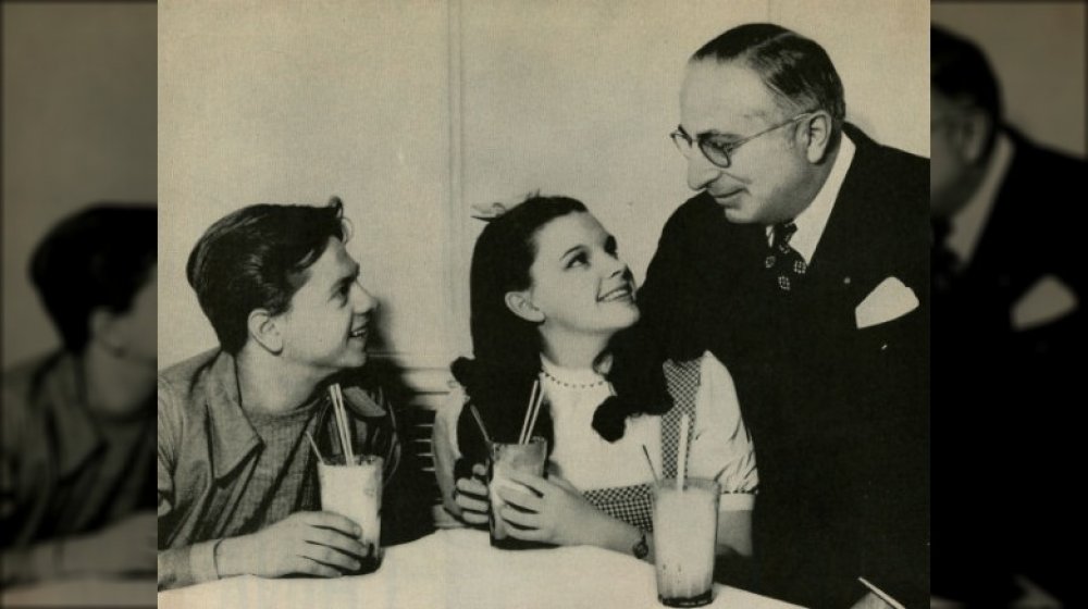 Judy Garland, Mickey Rooney y Louis B. Mayer todavía publicidad