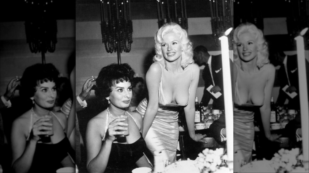 Sophia Loren y Jayne Mansfield en una fiesta organizada por Paramount Studios para Loren en 1957