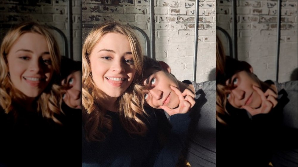 Josephine Langford y Hero Fiennes-Tiffin