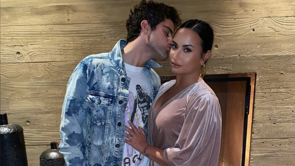 Max Ehrich besando a Demi Lovato