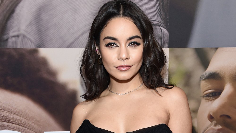 Vanessa Hudgens con maquillaje de ojos ahumados en el evento