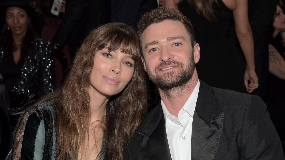 Jessica Biel y Justin Timberlake, sentados