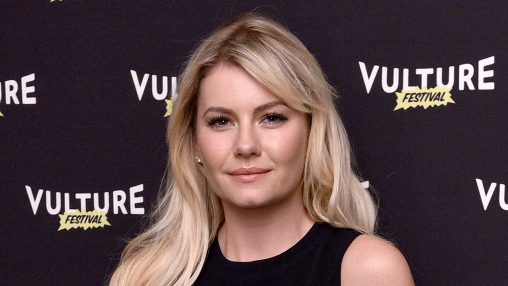 Elisha Cuthbert frente a la pared del Festival del Buitre