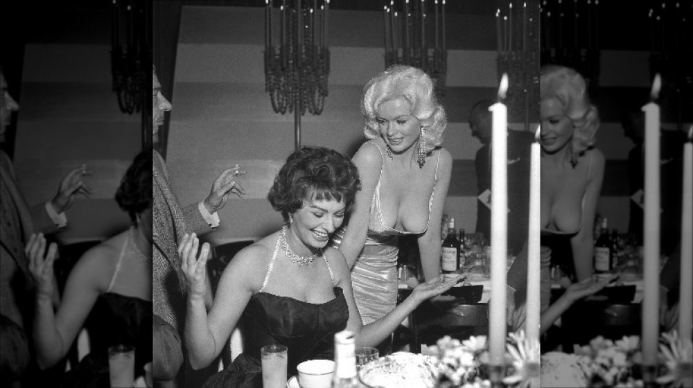 Sophia Loren y Jayne Mansfield en una fiesta organizada por Paramount Studios para Loren en 1957