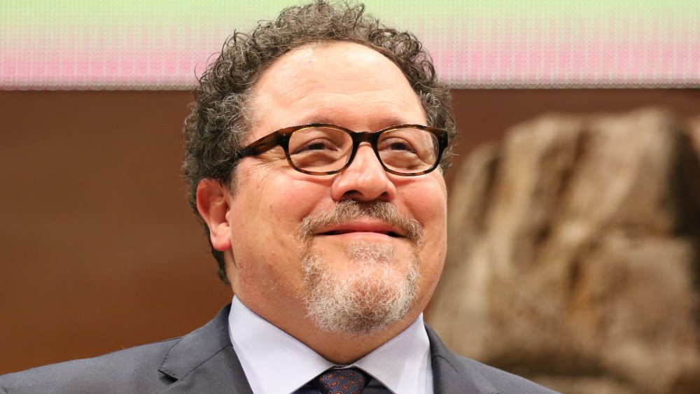 Jon Favreau sonriendo con orgullo