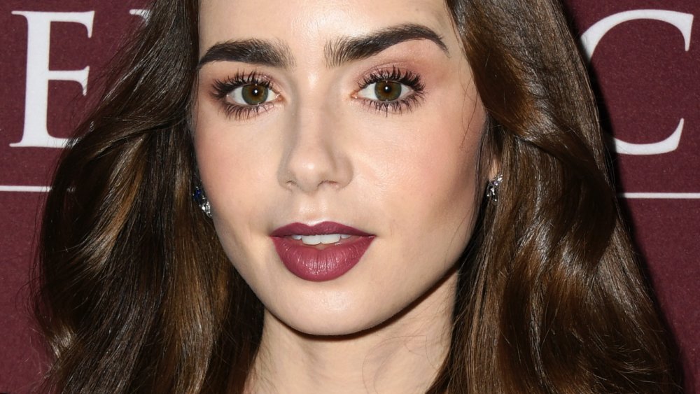 Lily Collins levantando una ceja 