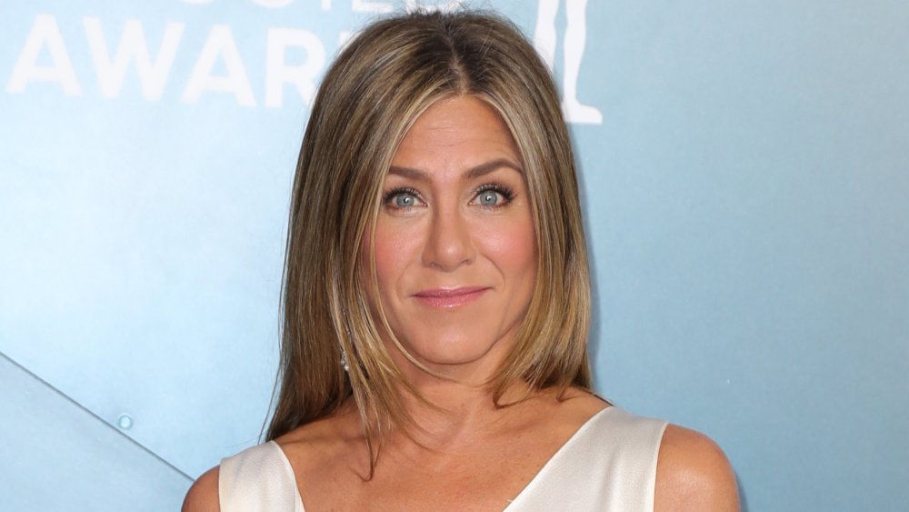 Jennifer Aniston en los premios SAG 2020, posando con una pequeña sonrisa