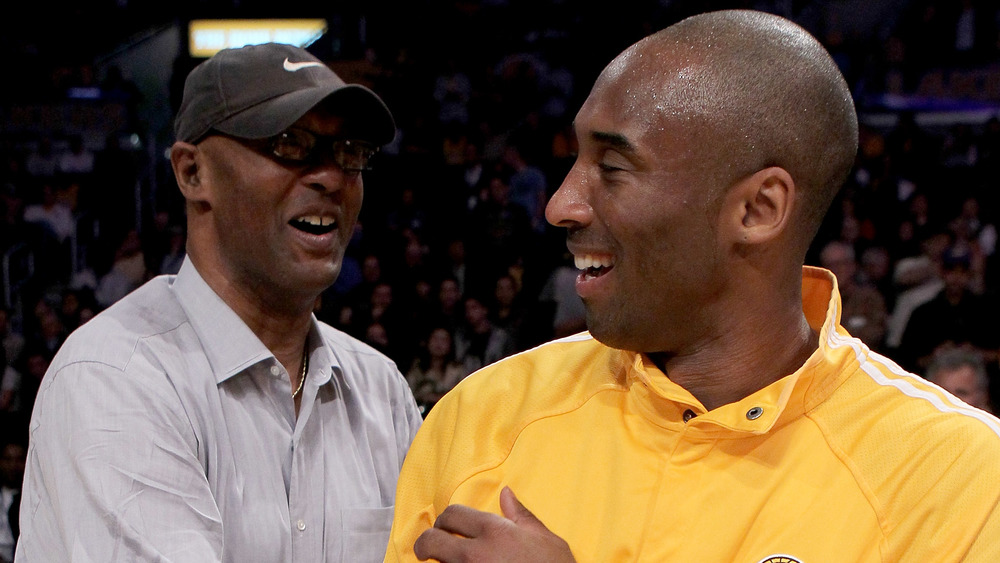 Kobe Bryant con su padre Joe Bryant