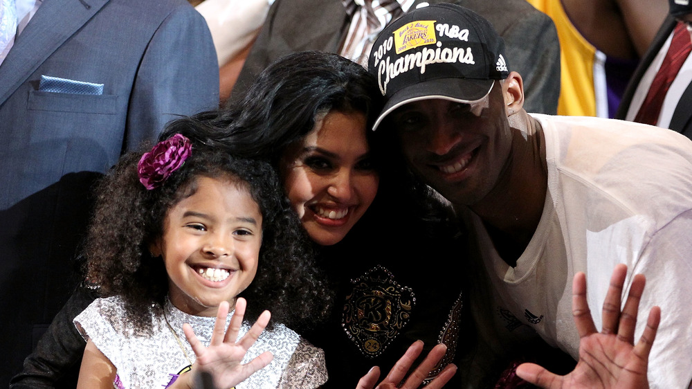 Vanessa Bryant y Kobe Bryant con su hija