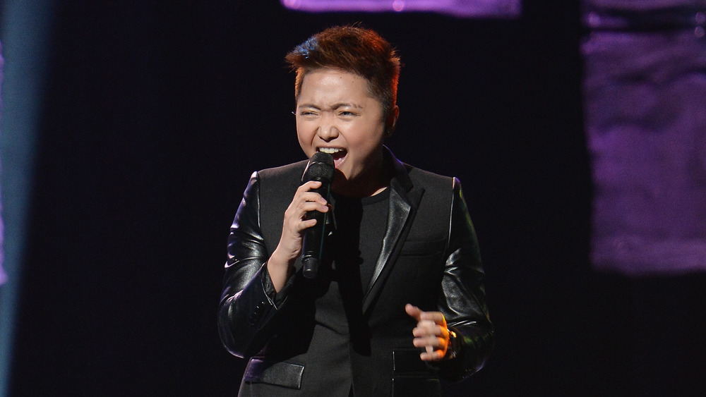 Jake Zyrus gritando en un micrófono 