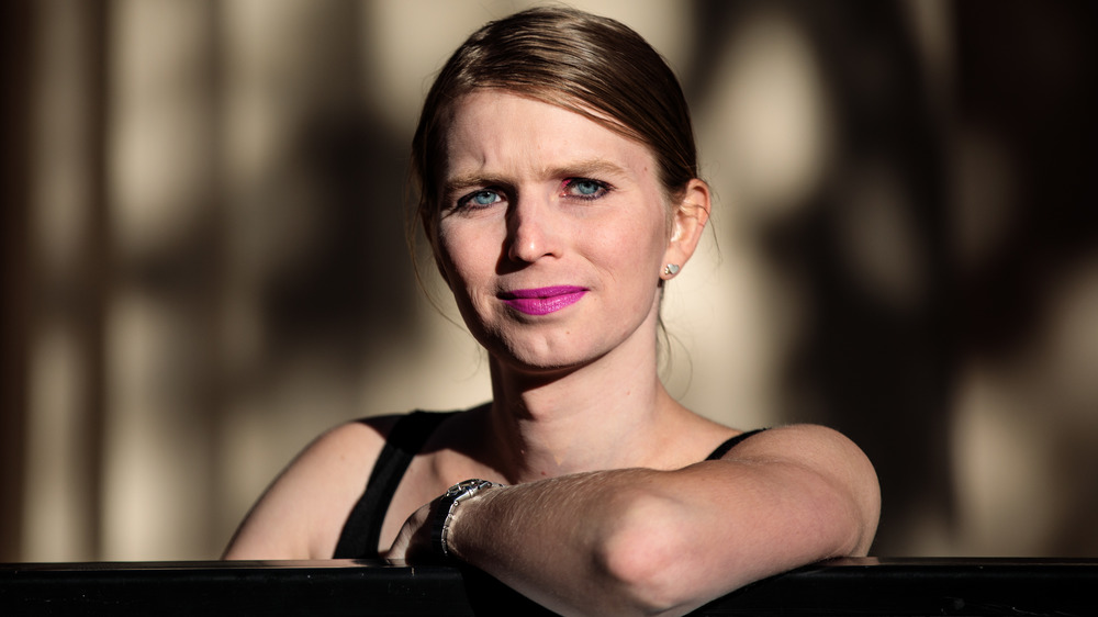 Chelsea Manning con una mirada acerada 