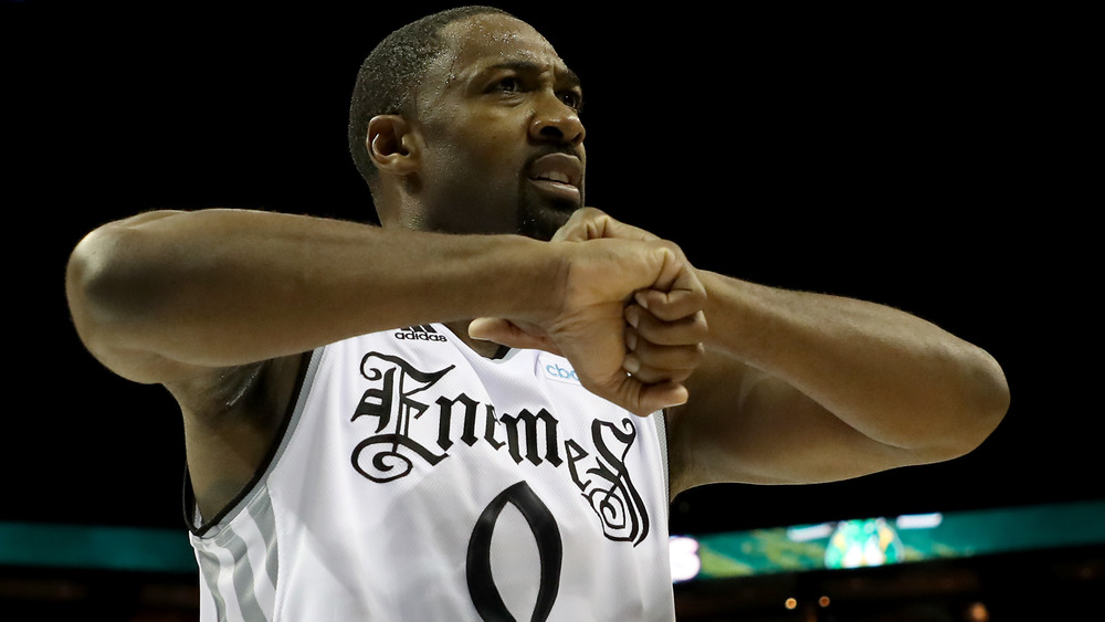 Gilbert Arenas luciendo frustrado en una cancha de baloncesto