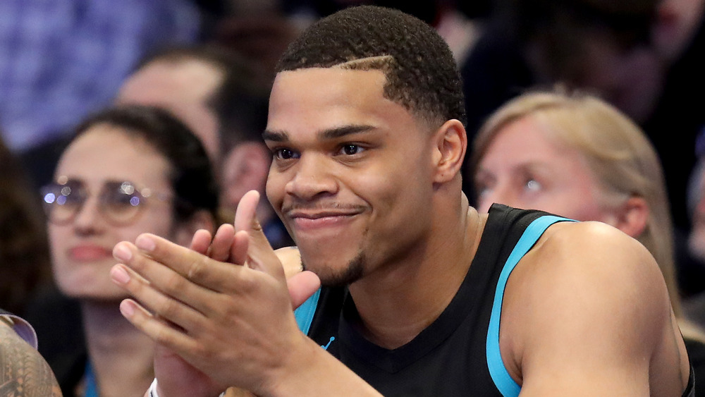 Miles Bridges sonriendo y aplaudiendo 