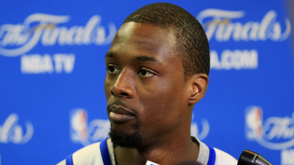 Harrison Barnes mira el escenario a la izquierda en una conferencia de prensa