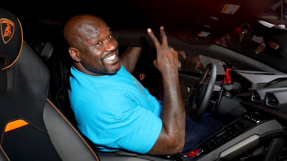 Shaquille O'Neal sentado en un Lamborghini 