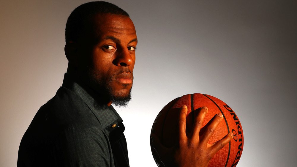 Andre Iguodala sosteniendo una pelota de baloncesto